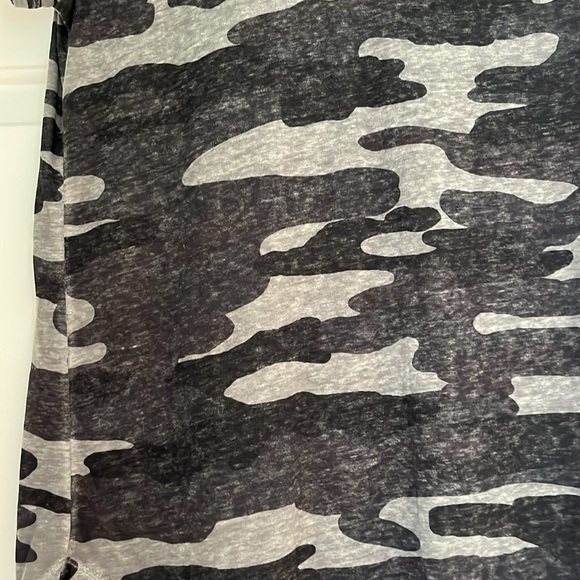 Super Cute Camo V-neck High/Low Top - Picture 2 of 7